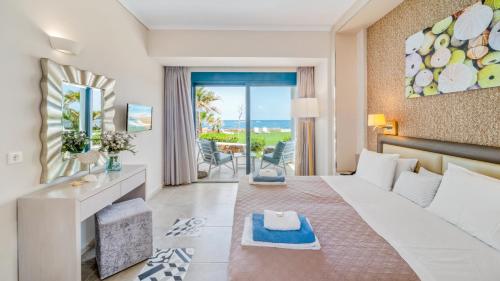 Postel nebo postele na pokoji v ubytování Pyrgos Beach Hotel Apartments
