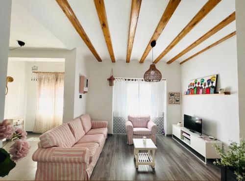 sala de estar con sofá y 2 sillas en Villabett Caudiel está de moda en Caudiel