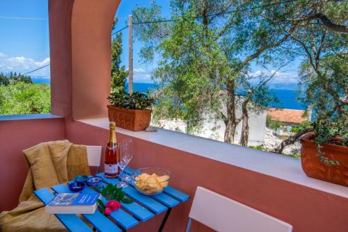 ラッカにあるMargarita Apartments Paxos - Studio Kamの海の景色を望むテーブル(ワイン1本付)
