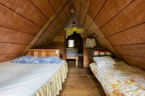 a bedroom with two beds in a yurt at Cabaña El Descanso #2, Macho M0ra Mountain Lodge in Alaska