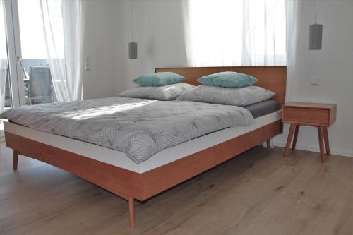 uma cama com duas almofadas num quarto em REBHAUS Ferienwohnung Weinlaube em Sipplingen