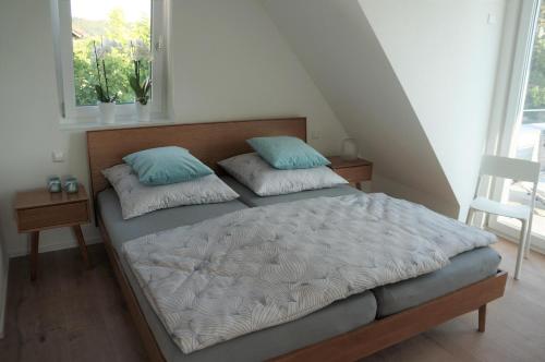 - un lit avec 2 oreillers dans l'établissement REBHAUS Ferienwohnung Rebdach, à Sipplingen