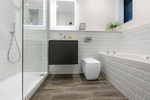 a bathroom with a toilet and a tub and a sink at Tailored Stays - Union lane in Chesterton