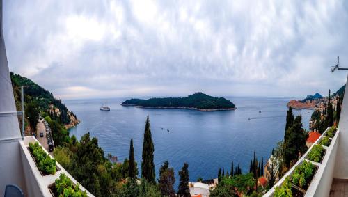 vistas a una gran masa de agua con árboles en Apartment Moonlight, en Dubrovnik