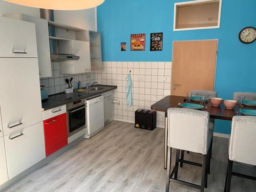 Kuchnia lub aneks kuchenny w obiekcie Zentral 72qm Style Küche Boxspringbett 1 Parkplatz