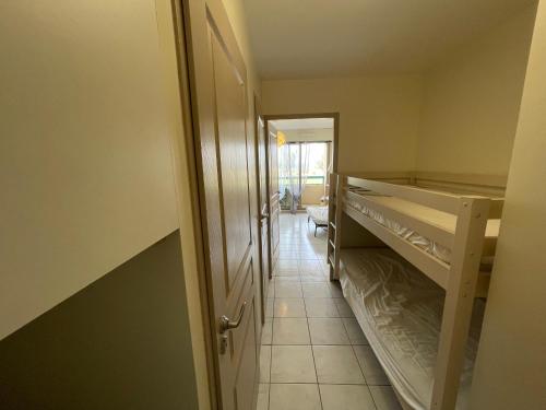 ein Flur mit offener Tür zu einem Zimmer in der Unterkunft Coconut in Mimizan