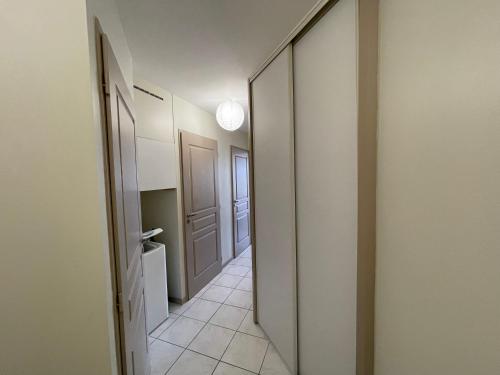 ein Flur mit einer Tür, die zu einem Zimmer führt in der Unterkunft Coconut in Mimizan
