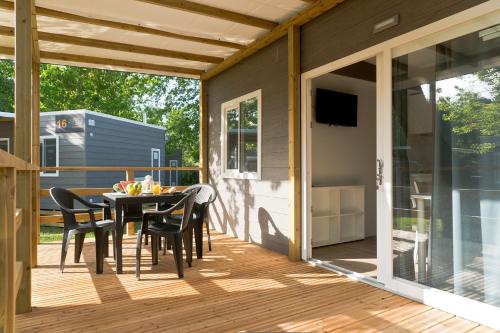 Телевизор и/или развлекательный центр в New Campsite in Camping Ca' Savio