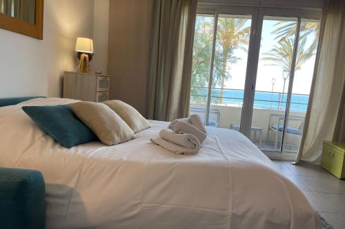 Кровать или кровати в номере Fully equipped beachfront studio in the heart of the city center bd Leclerc