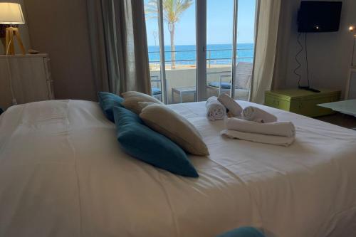 Кровать или кровати в номере Fully equipped beachfront studio in the heart of the city center bd Leclerc