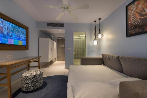 Agamim by Isrotel Collectionにあるテレビまたはエンターテインメントセンター