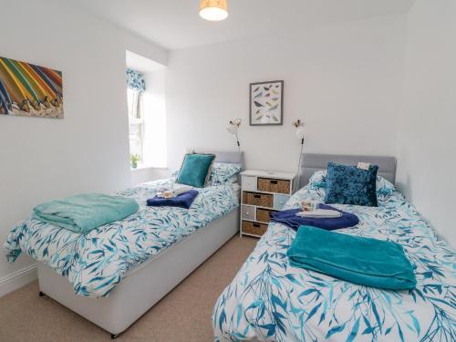 zwei nebeneinander stehende Betten in einem Schlafzimmer in der Unterkunft Seaview-Barsloisnach Cottage in Kilmartin