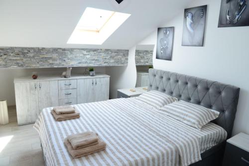 ein Schlafzimmer mit einem Bett mit zwei Handtüchern darauf in der Unterkunft Studio Apartman Dunja in Jagodina