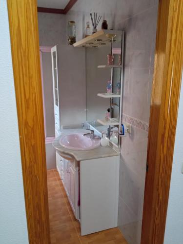 ein Bad mit einem Waschbecken und einem Spiegel in der Unterkunft Casa Paula in Los Gallardos