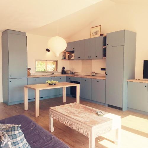 - une cuisine avec des armoires bleues et une table dans une pièce dans l'établissement 4RO501 Appartement avec belle terrasse, à Collioure