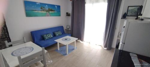 コラレホにあるDunes apartment to relax wifiのリビングルーム(青いソファ、テーブル付)