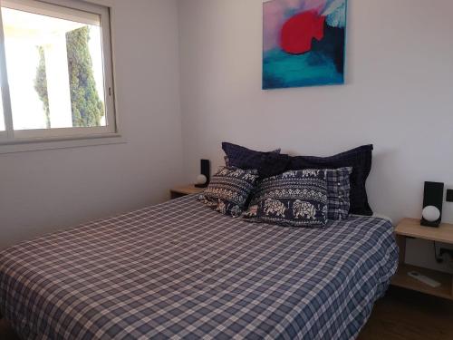 une chambre avec un lit avec une couverture à carreaux dans l'établissement 4RO501 Appartement avec belle terrasse, à Collioure