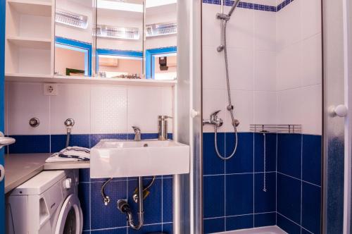 Lara&Dan apartments tesisinde bir banyo