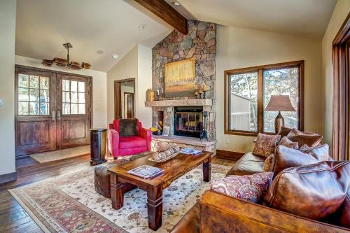 203 Arrowhead Drive – Photos 5