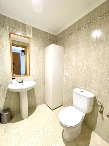 ein Badezimmer mit Toilette und Waschbecken in der Unterkunft KEY HOUSE in Laguardia