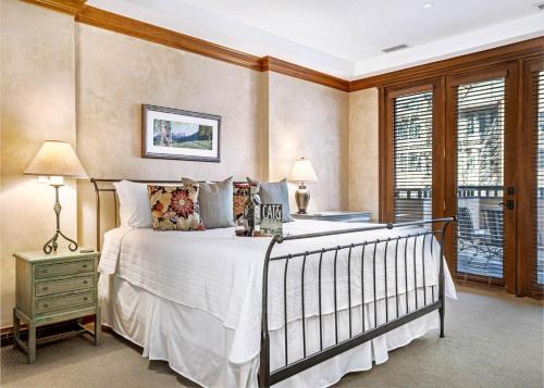 a bedroom with a large bed and a window at 323 Beaver Creek Lodge in Avon