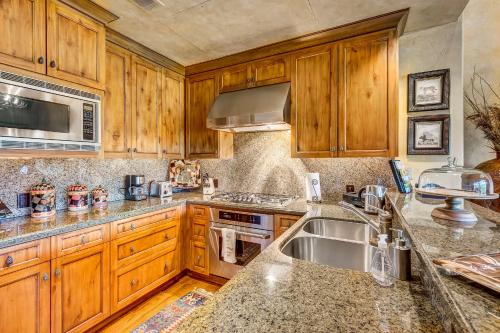 401 Ritz-Carlton – Photos 3