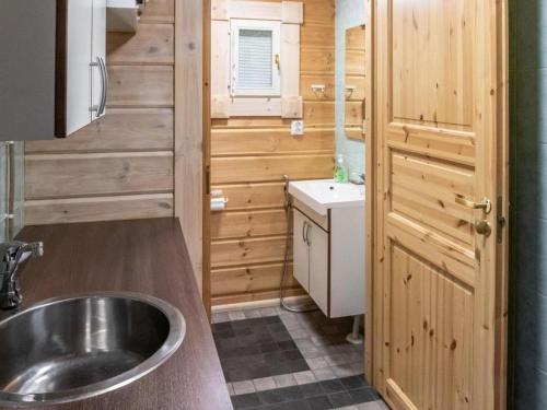 eine kleine Küche mit einem Waschbecken und einem Spiegel in der Unterkunft Holiday Home Amero purnu 1 in Kolinkylä