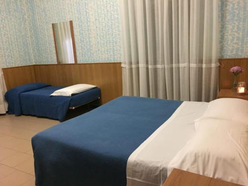 Cette chambre comprend 2 lits et une fenêtre. dans l'établissement Locanda del Pellegrino, à Roncobillaccio