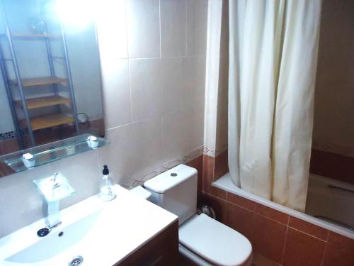 Un baño con inodoro, lavabo y ducha. en Edison bungalow LEK, en Peñíscola