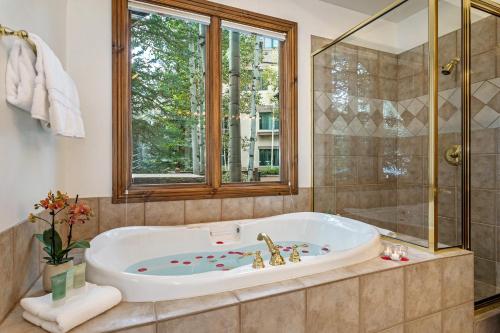 EdwardsにあるE1 Village Townhouseの窓のある浴室の浴槽