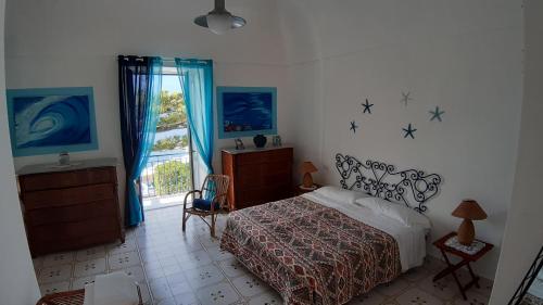 1 dormitorio con cama y ventana en Villa Glicine, en Ponza