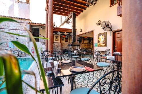 Un restaurante o sitio para comer en Mediterra Art Hotel Antalya