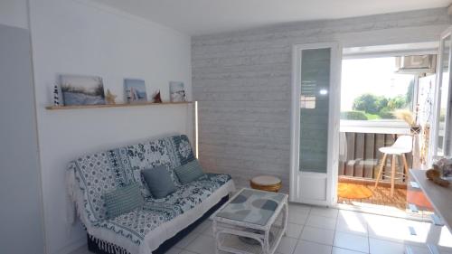 Photo de la galerie de l'établissement Coquet T2 climatisé, véranda vue mer, Le Caounil, St Pierre la Mer, à Saint Pierre La Mer