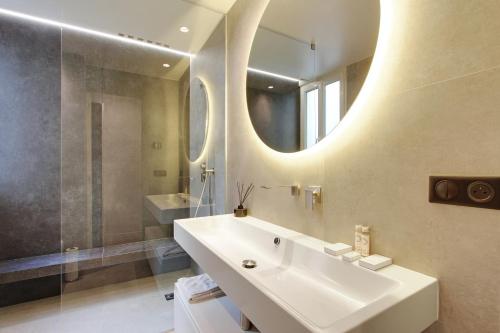 La salle de bains est pourvue d'un lavabo et d'un miroir. dans l'établissement Stunning apartment with view at the very heart of Paris, à Paris
