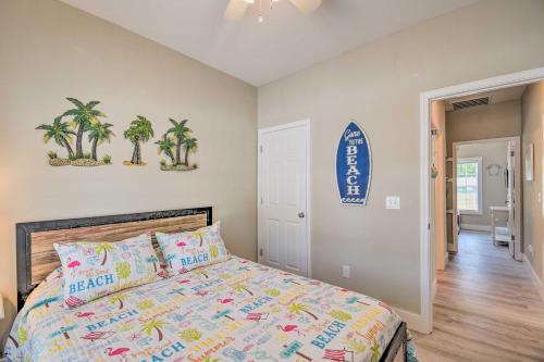Katil atau katil-katil dalam bilik di Ocean Isle Beach Home with Shared Lanai and Grill