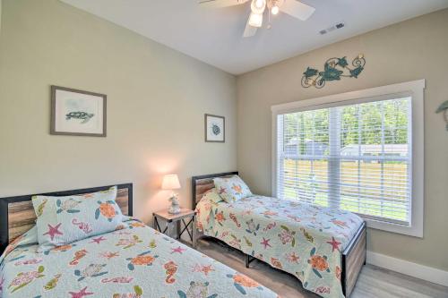 Katil atau katil-katil dalam bilik di Ocean Isle Beach Home with Shared Lanai and Grill