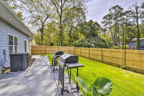 Taman di luar Ocean Isle Beach Home with Shared Lanai and Grill