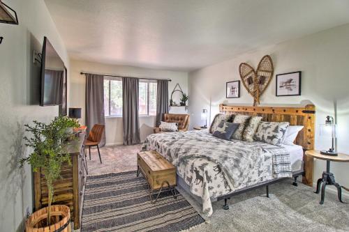 Een bed of bedden in een kamer bij Pet-Friendly Pinetop-Lakeside Condo and Balcony