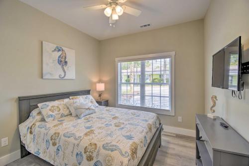 Ένα ή περισσότερα κρεβάτια σε δωμάτιο στο Inviting Home Less Than 2 Mi to Ocean Isle Beach Pier