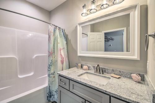Ένα μπάνιο στο Inviting Home Less Than 2 Mi to Ocean Isle Beach Pier