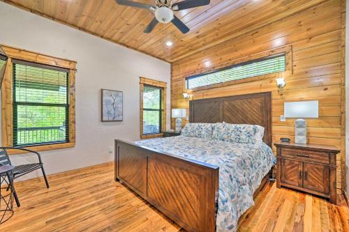 En eller flere senger på et rom på Broken Bow Family Cabin with Fireplace and Hot Tub!