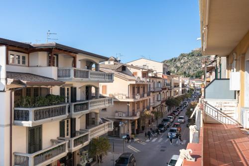 vistas a una calle de la ciudad con edificios en Balconies d'Orlando, en Capo dʼOrlando