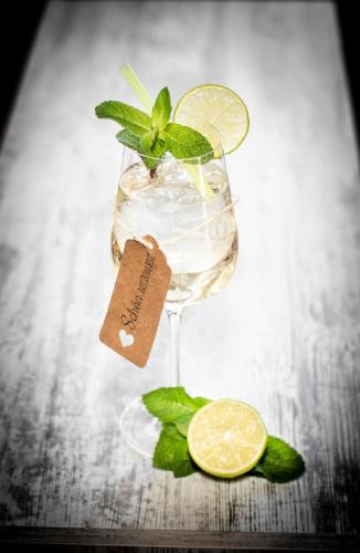 a glass of water with a tag on it with a lime at Hotel Bürglstein in St. Wolfgang