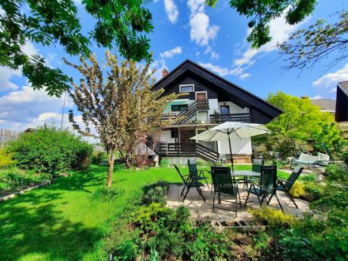 Deerwood-2-Storey Garden Apartment with Castle view Balcony