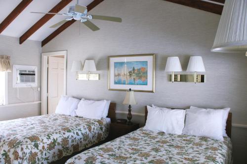 A bed or beds in a room at Midway Motel & Cottages