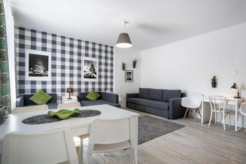 sala de estar con mesa blanca y sofá en 04 Gdynia Centrum - Apartament Mieszkanie dla 4 os, en Gdynia