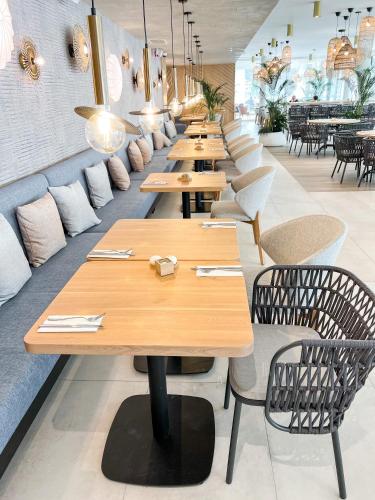 a row of tables and chairs in a restaurant at Apartament Morski Widok Międzyzdroje in Międzyzdroje