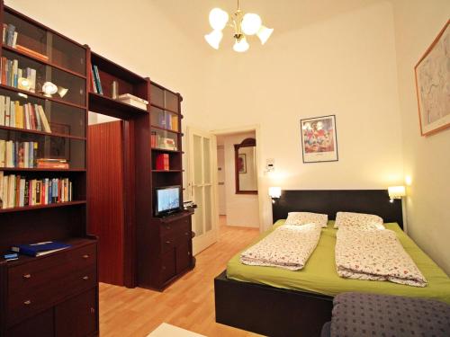 sypialnia z łóżkiem i półką na książki w obiekcie Apartment Judenplatz by Interhome w Wiedniu
