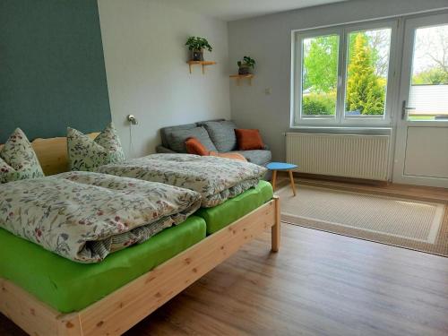 1 dormitorio con 1 cama y 1 sofá en Ferienwohnung Emil's Kuhwiese, en Breitenbach