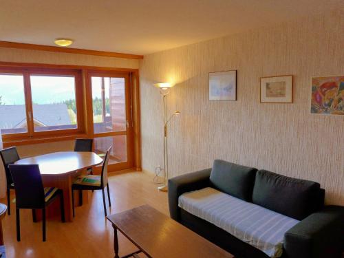una sala de estar con un sofá y una mesa en Apartment San Giorgio A 12 by Interhome, en Crans-Montana
